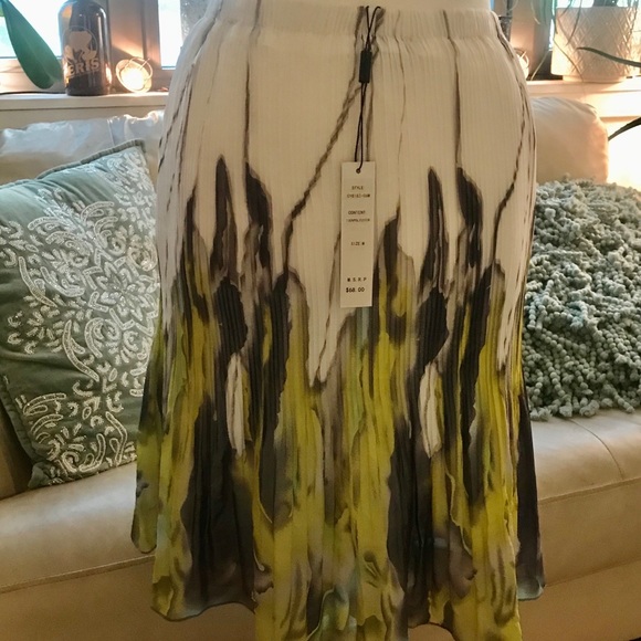 Abstract Pleated Skirt - Picture 3 of 3